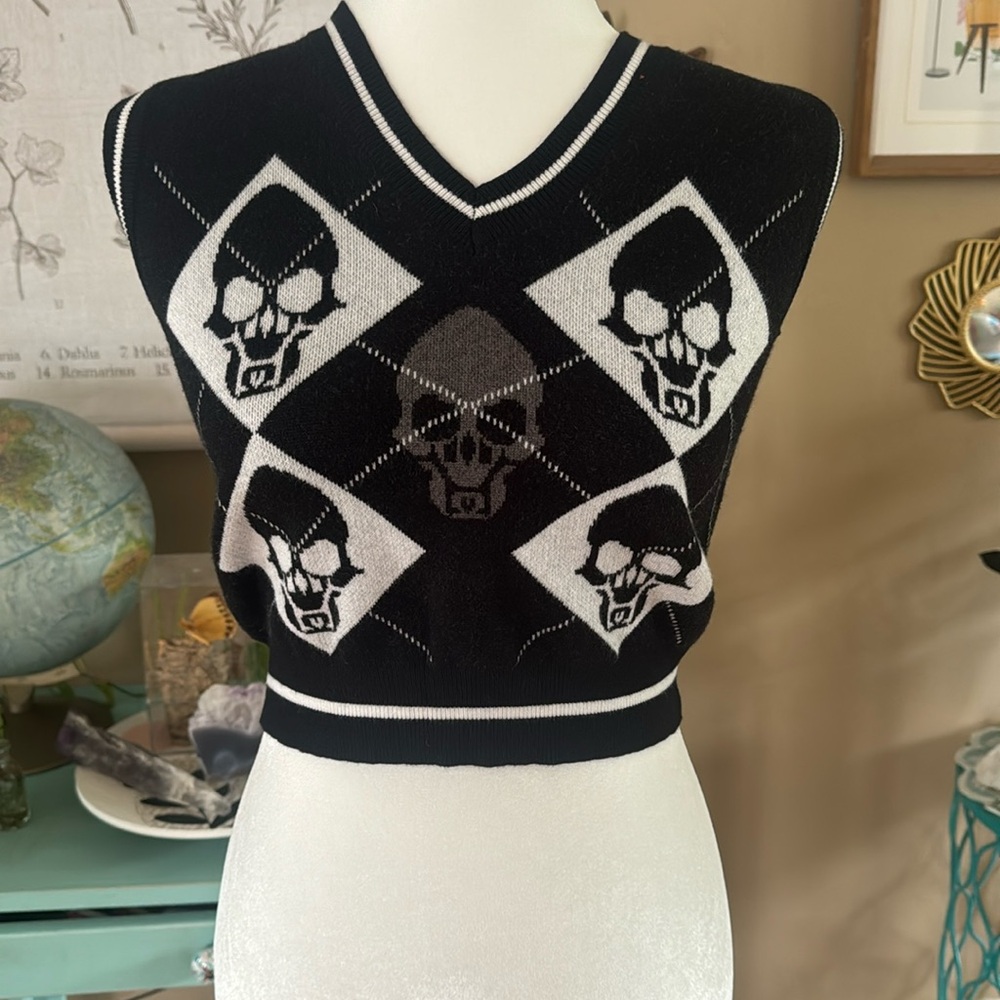 Sz small skull sweater vest.